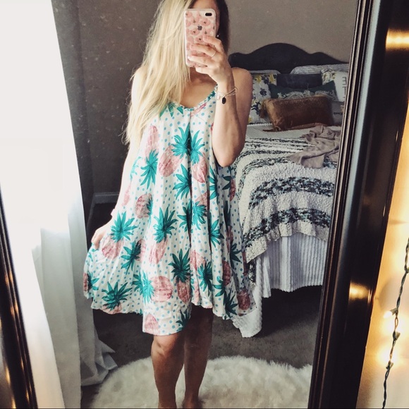 entro Dresses & Skirts - Entro Flowy Pineapple Floral Handkerchief Dress